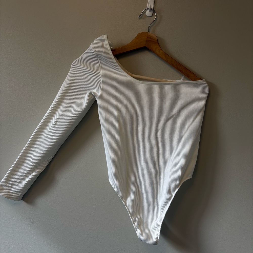 Aritzia TNA Ribbed One Shoulder Long Sleeve Top